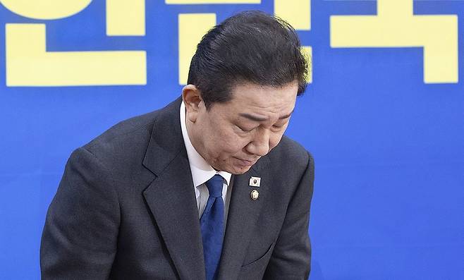 지난달 12월 더불어민주당 원내대표직을 사퇴하며 고개를 숙이고 있는 김병기 의원. (사진 출처: 연합뉴스)