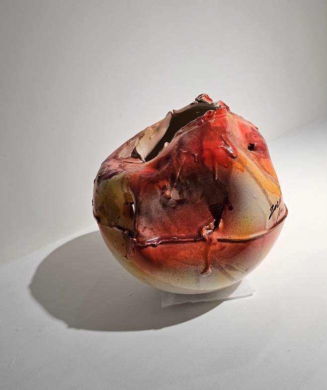 전시작품 2020, Painting on ceramic, 26x22x22cm 은중화랑 제공