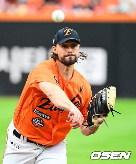 [OSEN=대전, 지형준 기자] 19일 오후 대전 한화생명볼파크에서 2025 신한 SOL Bank KBO리그 포스트시즌 플레이오프 2차전 한화 이글스와 삼성 라이온즈의 경기가 열렸다.한화는 라이언 와이스, 삼성은 최원태를 선발 투수로 내세웠다.1회 한화 와이스가 역투하고 있다. 2025.10.19 /jpnews@osen.co.kr