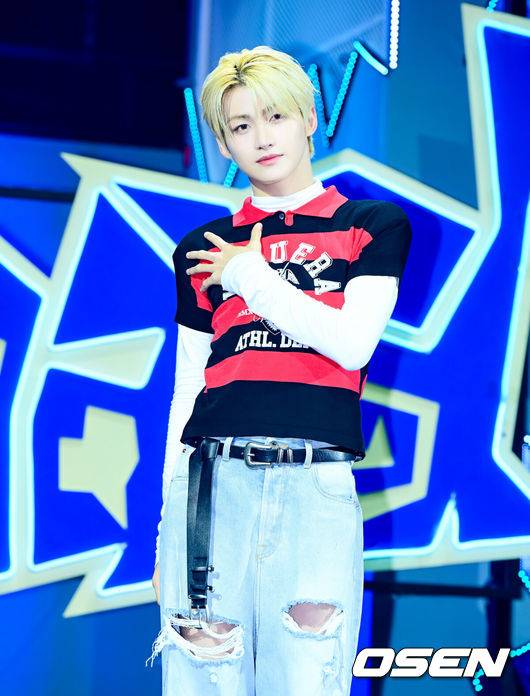 [OSEN=지형준 기자] 13일 오후 서울 광진구 광장동 예스24 라이브홀에서 TWS(투어스) 미니 4집 ‘play hard’ 쇼케이스가 열렸다.타이틀곡 ‘OVERDRIVE’는 과열된 상태를 뜻하는 제목처럼, 좋아하는 것에 푹 빠진 TWS의 폭발하는 감정을 그린 곡이다.&nbsp;TWS 지훈이 포토타임을 하고 있다. 2025.10.13 /jpnews@osen.co.kr