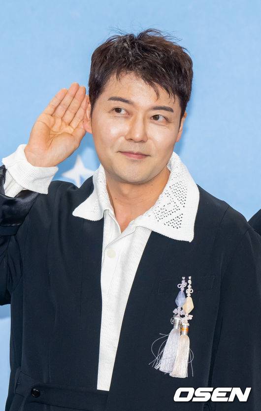 [OSEN=박준형 기자]  2025 KBS 연예대상이 20일 오후 서울 여의도 KBS 신관 공개홀에서 진행됐다.이날 가수 이찬원, 배우 이민정, 코미디언 문세윤이 MC를 맡았다. 시청자들의 사전 선호도 조사와 생방송 문자 투표로 결정되는 ‘최고의 프로그램상’은 ‘2025 KBS 연예대상’의 하이라이트로 손꼽힌다. 올해는 ‘개그콘서트’, ‘1박 2일’, ‘불후의 명곡’, ‘슈퍼맨이 돌아왔다’, ‘살림하는 남자들’, ‘사장님 귀는 당나귀 귀’, ‘신상출시 편스토랑’, ‘더 시즌즈’까지 총 8팀이 후보에 올랐다. 전현무가 포즈를 취하고 있다.   2025.12.20 / soul1014@osen.co.kr