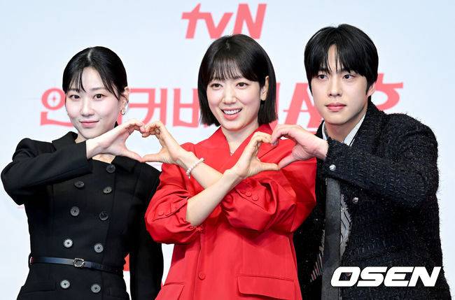 [OSEN=조은정 기자] tvN 새 토일드라마 ‘언더커버 미쓰홍’ 제작발표회가 12일 오후 서울 구로구 신도림 더링크 호텔에서 열렸다.‘언더커버 미쓰홍’은 1990년대 세기말, 30대 엘리트 증권감독관 홍금보가 수상한 자금의 흐름이 포착된 증권사에 20살 말단 사원으로 위장취업하며 벌어지는 좌충우돌 레트로 오피스 코미디다. 고경표 외에 배우&nbsp;박신혜,&nbsp;하윤경&nbsp;등이 출연한다.배우 하윤경, 박신혜, 조한결이 포즈를 취하고 있다. 2026.01.12 /cej@osen.co.kr