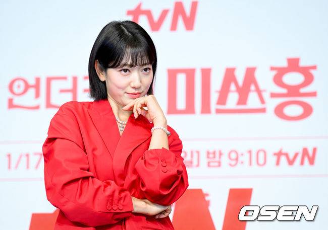 [OSEN=조은정 기자] tvN 새 토일드라마 ‘언더커버 미쓰홍’ 제작발표회가 12일 오후 서울 구로구 신도림 더링크 호텔에서 열렸다.‘언더커버 미쓰홍’은 1990년대 세기말, 30대 엘리트 증권감독관 홍금보가 수상한 자금의 흐름이 포착된 증권사에 20살 말단 사원으로 위장취업하며 벌어지는 좌충우돌 레트로 오피스 코미디다. 고경표 외에 배우 박신혜, 하윤경 등이 출연한다.배우 박신혜가 포즈를 취하고 있다. 2026.01.12 /cej@osen.co.kr