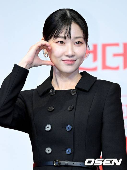 [OSEN=조은정 기자] tvN 새 토일드라마 ‘언더커버 미쓰홍’ 제작발표회가 12일 오후 서울 구로구 신도림 더링크 호텔에서 열렸다.‘언더커버 미쓰홍’은 1990년대 세기말, 30대 엘리트 증권감독관 홍금보가 수상한 자금의 흐름이 포착된 증권사에 20살 말단 사원으로 위장취업하며 벌어지는 좌충우돌 레트로 오피스 코미디다. 고경표 외에 배우&nbsp;박신혜,&nbsp;하윤경&nbsp;등이 출연한다.배우 하윤경이 포즈를 취하고 있다. 2026.01.12 /cej@osen.co.kr