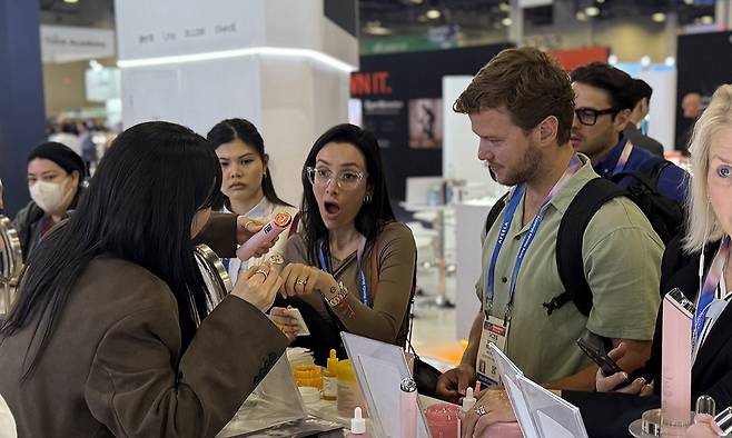 7일(현지시간) 미국 라스베이거스 베니션&nbsp;엑스포에 마련된 에이피알의 ‘메디큐브’ 부스에서 한 관람객이 뷰티 기기를 체험해보고 있다. 라스베이거스=유지혜 기자