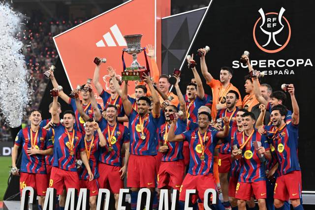 슈퍼컵 우승 트로피를 들고 기뻐하는 FC바르셀로나 선수들. EPA연합뉴스