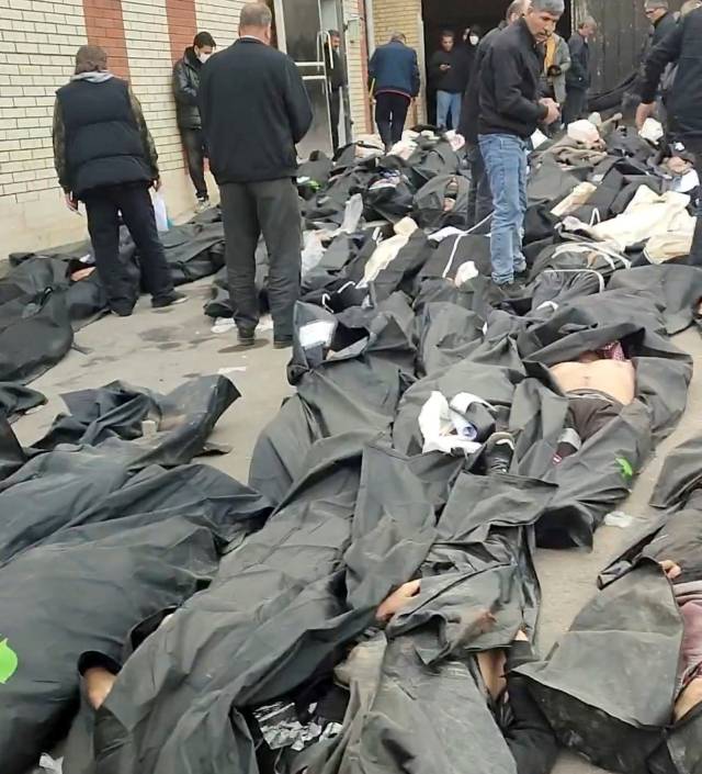 11일(현지 시간) 소셜네트워크서비스(SNS)에서 확산 중인 영상 속에서 이란 테헤란 카즈리악 법의학 센터가 반정부 시위 중 사망한 시민들의 시신들이 담긴 것으로 추정되는 시신용 가방으로 가득하다. 심각한 경제난으로 지난달 28일 촉발된 시위는 정부의 강경 진압으로 2000명 이상이 사망했을 가능성까지 나오고 있다. 로이터연합뉴스