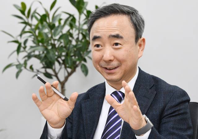 임문영 국가AI전략위원회 부위원장이 12일 서울경제신문과의 인터뷰에서 “인공지능(AI) 경쟁력 강화를 위해서는 저작권 등 데이터 활용과 관련한 제도 개선이 필요하다”며 “학습과 서비스 분야를 분리해 규제를 차별화하는 방안이 필요하다”고 말하고 있다. 오승현 기자