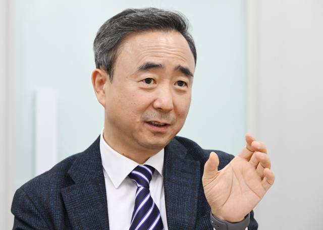 임문영 국가AI전략위원회 부위원장이 12일 서울경제신문과의 인터뷰에서 “인공지능(AI) 경쟁력 강화를 위해서는 저작권 등 데이터 활용과 관련한 제도 개선이 필요하다”며 “학습과 서비스 분야를 분리해 규제를 차별화하는 방안이 필요하다”고 말하고 있다. 오승현 기자