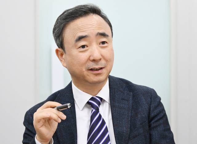 임문영 국가AI전략위원회 부위원장이 12일 서울경제신문과의 인터뷰에서 “인공지능(AI) 경쟁력 강화를 위해서는 저작권 등 데이터 활용과 관련한 제도 개선이 필요하다”며 “학습과 서비스 분야를 분리해 규제를 차별화하는 방안이 필요하다”고 말하고 있다. 오승현 기자