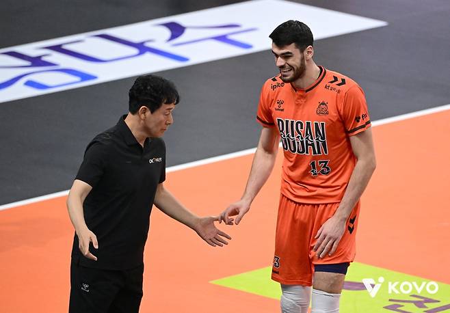 OK저축은행은 신영철 감독(왼쪽)의 지도 하에 주포 디미트로프(오른쪽)가 4라운드 들어&nbsp;살아나면서 이번 시즌 봄배구 진출 도전에 속도를 붙였다. 사진제공│KOVO