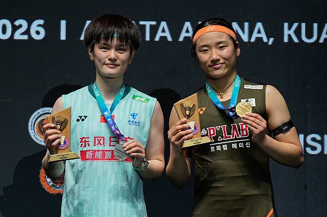 ▲ 안세영에게 패배한 왕즈이의 경기 후 발언이 현지 팬들 사이에서 거센 후폭풍을 일으키고 있다. 큰 점수 차의 리드를 지키지 못한 정신적 결함에 대한 반성보다는 자기만족에 치우친 발언이라는 지적이 쏟아지고 있다. 우승 결정의 백미는 단연 2세트였다. 1게임을 여유 있게 가져온 안세영은 2게임 중반 왕즈이의 날카로운 공격에 고전하며 13-19까지 점수 차가 벌어졌다. 21점을 먼저 내면 끝나는 배드민턴 경기 특성상 6점 차의 열세는 사실상 세트를 내준 것이나 다름없는 상황이었다. 안세영은 포기하지 않았다. 특유의 질식 수비로 왕즈이의 실책을 유도하며 야금야금 점수를 쌓았고, 순식간에 6연속 득점에 성공하며 19-19 동점을 만들었다. 이후 손에 땀을 쥐는 세 번의 듀스 접전 끝에 안세영은 강력한 대각 스매싱으로 56분간의 혈투를 마무리 지었다. ⓒ연합뉴스/AP 