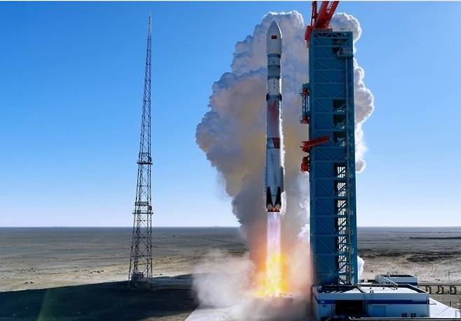 중국이 최근 대규모 위성 발사 계획을 신청하며 위성 네트워크 선점 경쟁에 불을 지폈다. 사진은 중국의 재사용 로켓 '주췌-3호'.[사진 | 뉴시스]