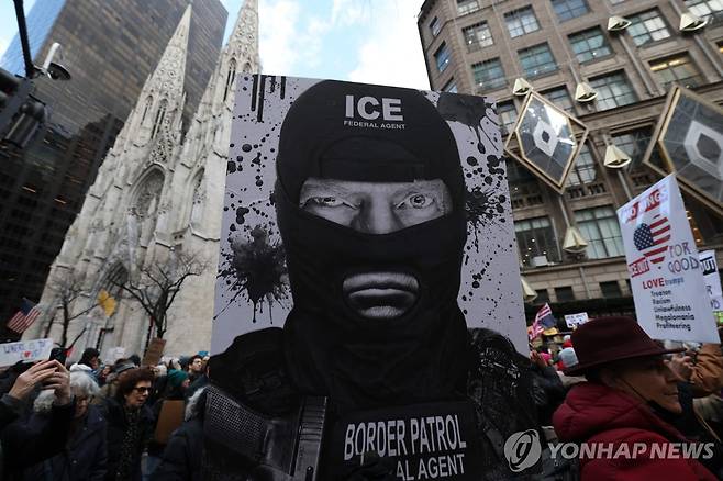 '반(反) ICE' 시위 확산 미국 뉴욕 맨해튼에서 11일(현지시간) 진행된 이민정책 반발 시위. [AFP=연합뉴스. 재판매 및 DB 금지]
