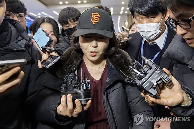 입국하는 김경 서울시의원 (영종도=연합뉴스) 윤동진 기자 = 2022년 지방선거 국면에서 더불어민주당 소속이던 강선우 의원에게 '공천헌금' 1억원을 전달한 의혹을 받는 김경 서울시의원이 11일 인천국제공항 1터미널을 통해 입국하고 있다. 2026.1.11 mon@yna.co.kr