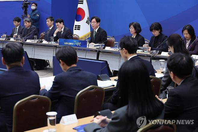 고용노동부 산하기관 업무보고 (세종=연합뉴스) 김주성 기자 = 김영훈 고용노동부 장관이 12일 세종컨벤션센터에서 열린 산하기관 업무보고에서 발언하고 있다. 2026.1.12 utzza@yna.co.kr