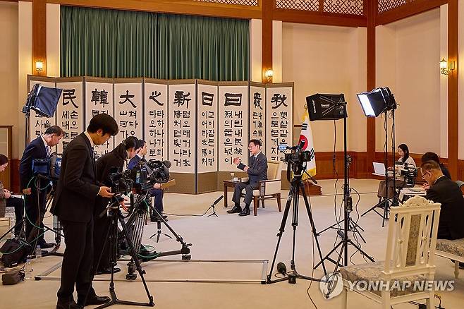 이재명 대통령, 일본 NHK와 인터뷰 (서울=연합뉴스) 이재명 대통령이 한일 정상회담을 하루 앞둔 12일 청와대에서 일본 NHK와 인터뷰를 하고 있다. 2026.1.12 [청와대 제공. 재판매 및 DB 금지] photo@yna.co.kr