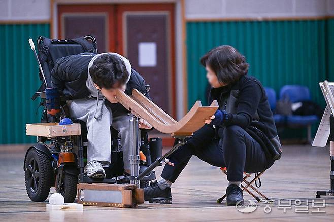 보치아 국가대표 선수들이 금메달을 받은 경우 기초수급자격이 즉시 박탈되는 등 부조리가 우려되는 가운데 13일 오후 안산시 안산와동체육관에서 보치아 선수들이 훈련을 하고 있다. 임채운기자