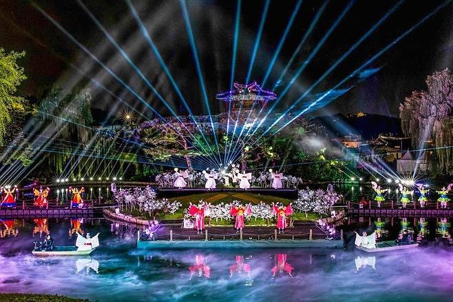 지난해 수원화성문화제 중 용연에서 수중 퍼포먼스를 선보이는 '선유몽' 공연 장면.