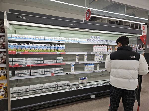 인천 연수구의 한 홈플러스 매장 우유코너가 텅 비어 있다.