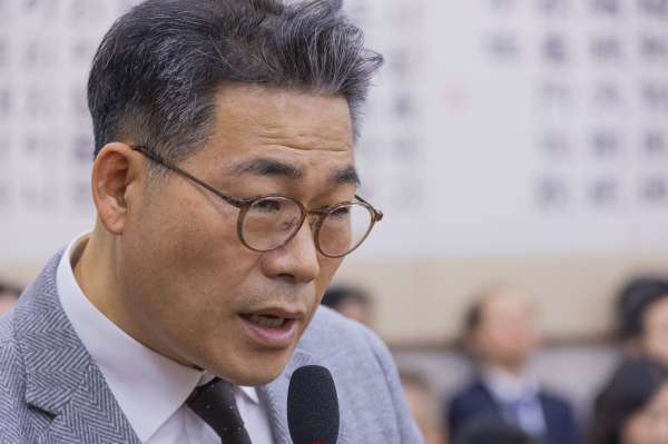 질의에 답하는 백해룡 경정 *지난해 10월27일 국회 법사위 국정감사