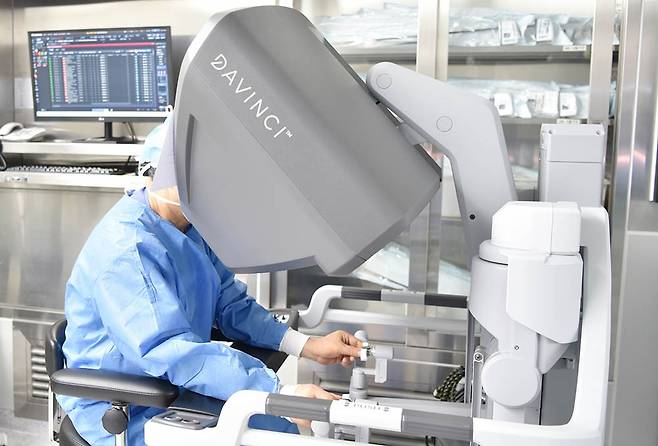 권동득 화순전남대학교병원 비뇨의학과 교수가 다빈치 로봇수술을 시행하고 있다.<화순전남대병원 제공>