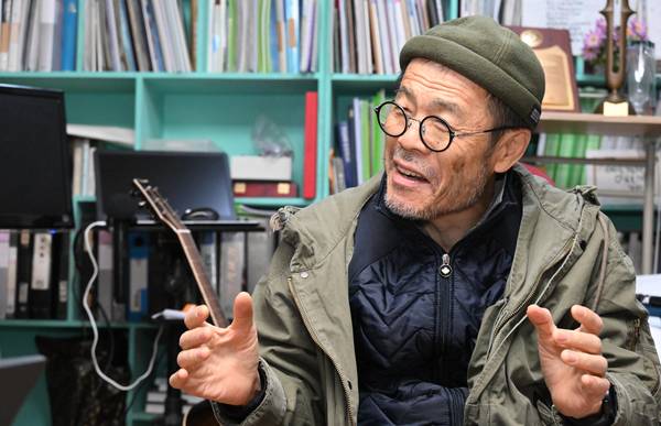 지난해 4월 경남연극제에서 연기대상을 받은 후 경남도민일보와 인터뷰 하는 연극인 천영훈. /김구연 기자