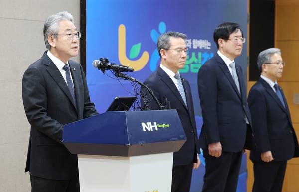 (서울=연합뉴스) 김주형 기자 = 강호동 농협중앙회장(왼쪽)이 13일 서울 중구 농협중앙회에서 농림축산식품부가 지난 8일 발표한 농협중앙회에 대한 특별감사 중간 결과와 관련해 대국민 사과문을 발표하고 있다.
