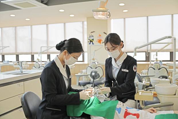 경북전문대학교 치위생과 학생들이 치면 세마 실습을 하고 있다. 사진=경북전문대학교 제공
