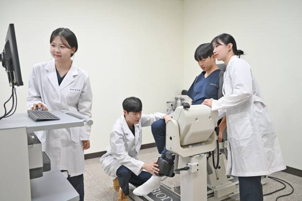 경북전문대학교 물리치료과 학생들이 근관절측정훈련장비(system 4Pro)를 실습하고 있다. 사진=경북전문대학교 제공