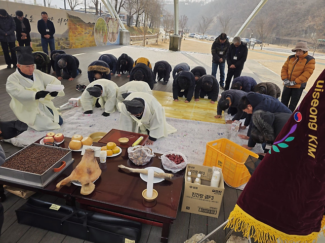 ▲ 경북 의성 구봉산(구봉공원)에서 열린 2026년 시산제에서 축관 김상훈이 축문을 낭독하는 가운데 초헌 김종록 부회장, 아헌 김규수 옥산면청년회장, 종헌 김원규 부회장을 비롯한 집례진과 참석자들이 제단 앞에 엎드려 헌작 순서에 따라 제례를 올리고 있다. 김동현 기자 jhass80@kyongbuk.com