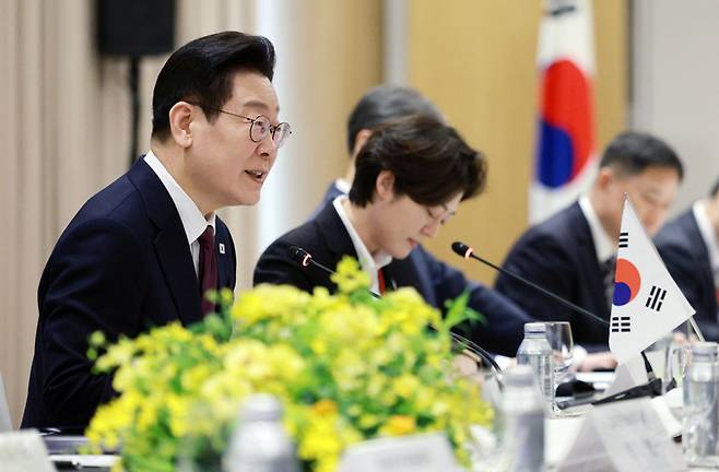 ▲ 이재명 대통령이 13일 일본 나라현 정상회담장에서 열린 다카이치 사나에 일본 총리와의 확대회담에서 발언하고 있다.연합