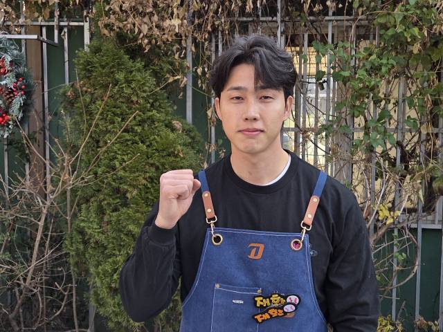 NC 다이노스 천재환이 창원NC파크 인근 카페에서 경남신문과 인터뷰 후 포즈를 취하고 있다.