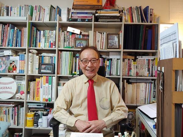 서재에서 포즈를 취한 박용진 야구 원로(사진=박용진 원로 SNS)