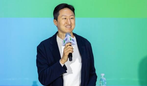 정기선 HD현대 회장이 AI를 통해 HD현대의 진화를 이끌고 있다. 사진은 정기선 회장이 5일 HD현대 글로벌R&D센터에서 열린 '오프닝 2026'에서 인사말을 하고 있는 모습./사진=HD현대 제공