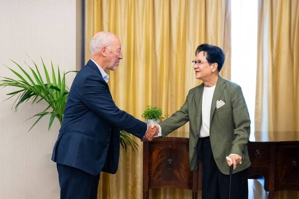 이재현 CJ그룹 회장(오른쪽)이 지난해 9월 영국 런던에서 스포츠 마케팅 전문가 마이클 페인 대표를 만나 악수를 나누고 있다./사진=CJ그룹 제공