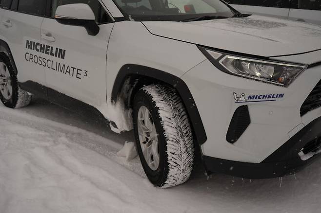 크로스 클라이밋 3의 V자형 트레드 패턴은 눈길에서 안정적인 주행을 도와준다. 사진=미쉐린 타이어