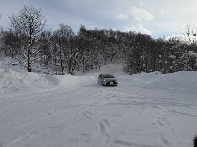 X-ICE 스노우 타이어를 장착한 코롤라를 타고 눈길 산악 주행을 이어갔다. 윈터 컴파운드 인 플렉스 2.0 기술이 적용된 X-ICE 스노우 타이어는 접지력이 약한 산악 눈길 주행도 안정적 주행을 만들었다. 사진=이상진