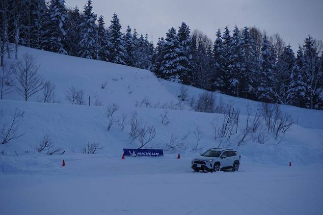 크로스 클라이밋 3를 장착한 라브4가 중심을 잡은 체 빙판 경사면을 미끄러져 내려오고 있다. 타사 타이어 장착 차량은 얼음 경사면에서 팽이처럼 돌아 급하게 스티어링 휠 조작을 해야헸다. 사진=미쉐린 코리아
