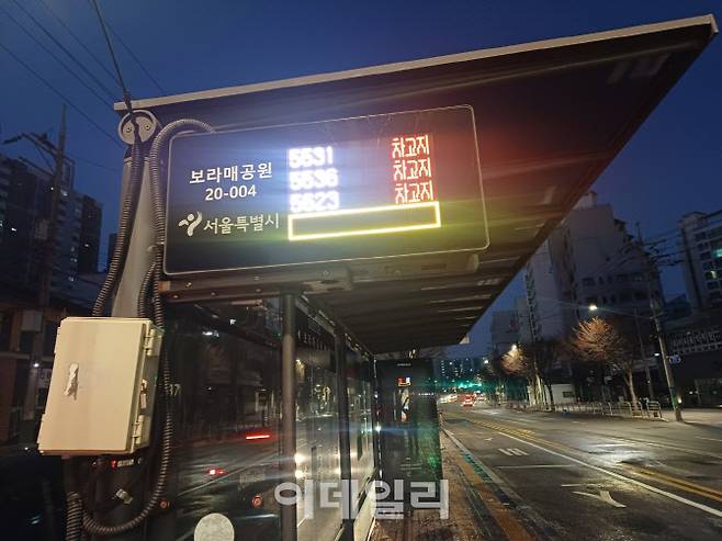 13일 오전 서울 영등포구 신길동의 보라매공원 버스정류장 버스 정보 안내 전광판에 버스 위치가 모두 차고지로 표시돼 있다. (사진=석지헌 기자)