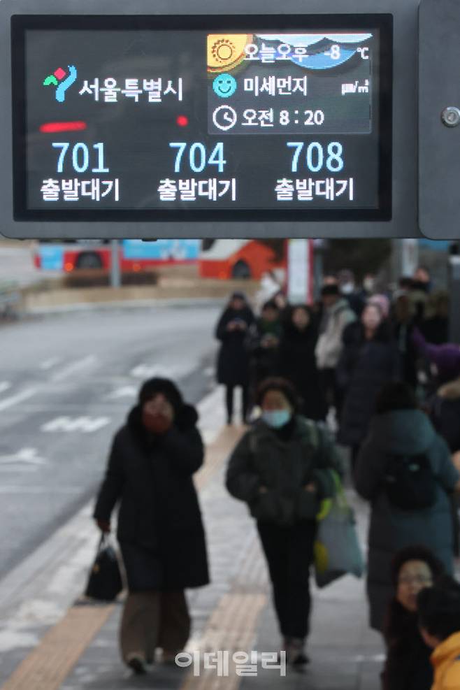 서울 시내버스 노동조합이 무기한 전면파업에 돌입에 들어간지 첫 날인 13일 서울역 버스환승센터 전광판에 각 노선버스의 위치가 ‘출발대기’로 표시되고 있다.(사진=이영훈 기자)