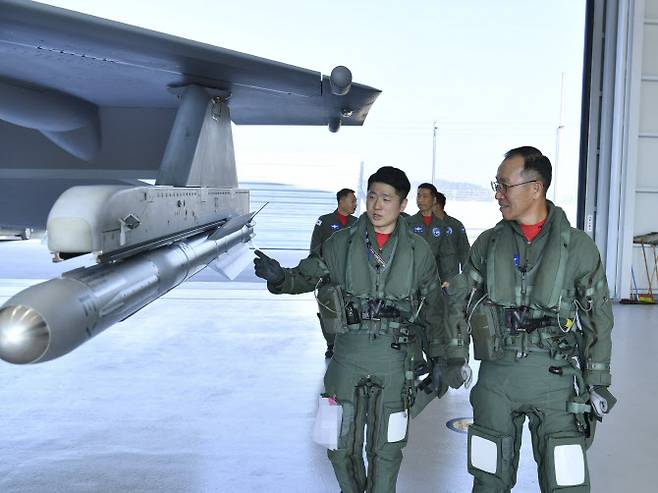 손석락 공군참모총장(오른쪽)이 지난 해 11월 5일 사천기지에서 진행된 취임 후 첫 지휘비행에서 KF-21 전투기에 탑승하기 전 기체를 점검하고 있다. (사진=공군)