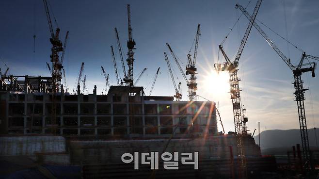 용인시 처인구 원삼면 독성리, 죽능리 일원의 SK하이닉스 용인 반도체 클러스터에 SK하이닉스 1기 팹 건물이 일부 올라서고 있다. 1기 팹에는 클린룸 기준 3개층이 들어설 예정이다.(사진=방인권 기자)