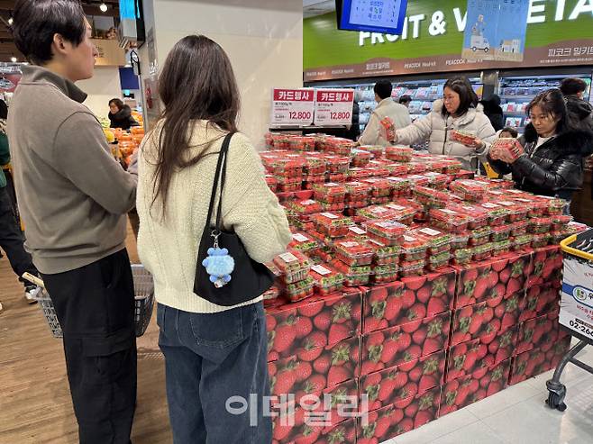 이상기후로 평년보다 높은 딸기가격이 이어지고 있다. 지난 10일 서울의 한 대형마트. (사진=신수정 기자)