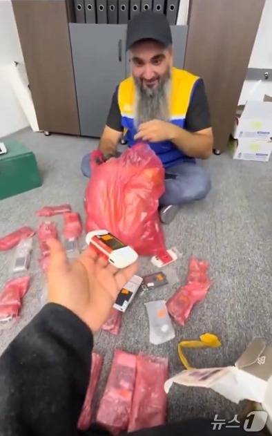 2010년에 주문한 노키아 휴대전화를 16년 만에 수령한 러시아 상인. (출처=러시안 뉴스) 2025.1.13./뉴스1