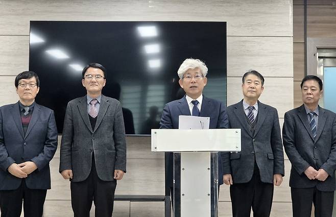 충북교육감 선거에 출마한 김성근 전 충북교육청 부교육감이 기자회견을 하고 있다.2026.1.13/뉴스1