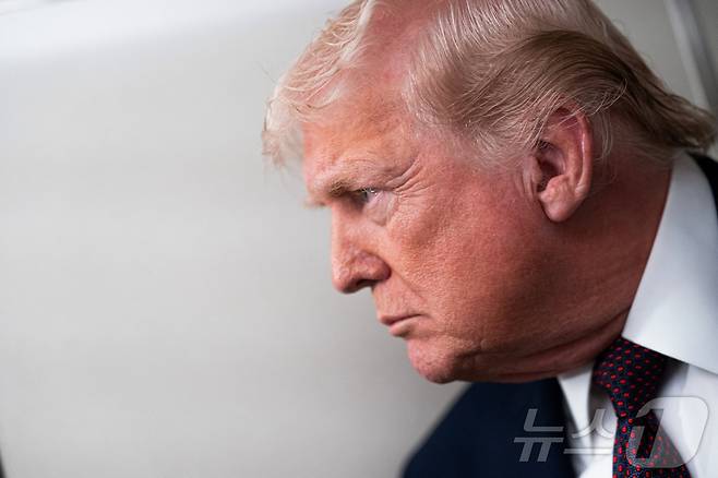 널드 트럼프 미국 대통령은 11일(현지시간) 플로리다주에서 메릴랜드주 앤드루스 합동기지로 향하는 대통령 전용기 에어포스원 안에서 기자들과 대화하고 있다. 2026.1.11 ⓒ 로이터=뉴스1 ⓒ News1 김경민 기자