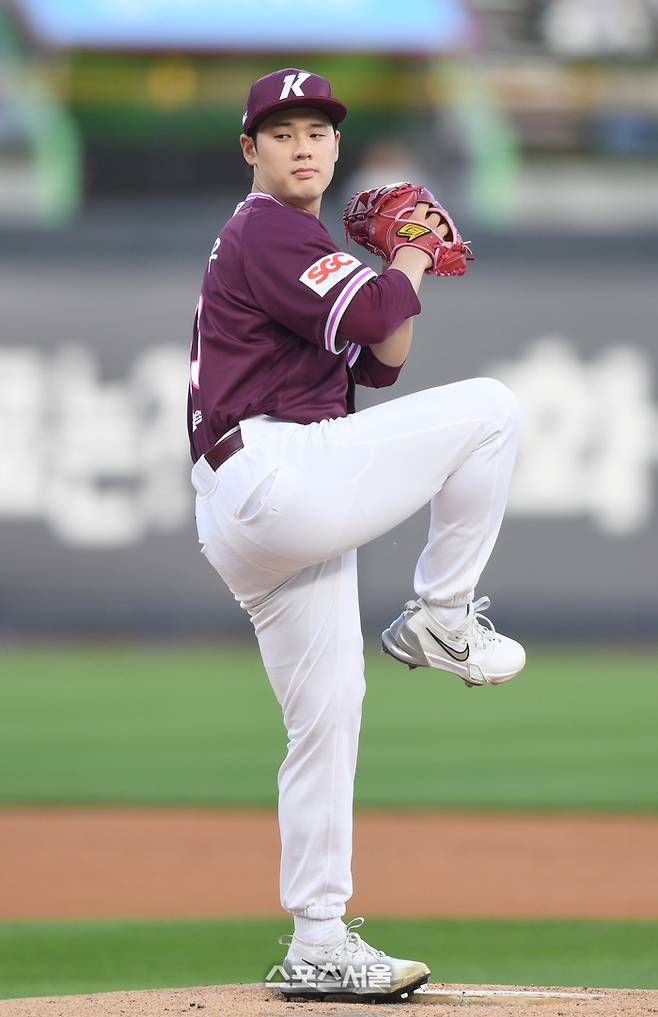 키움 정현우가 3일 수원 KT위즈파크에서 열린 2025 KBO리그 KT와 경기에서 역투하고 있다. 수원 | 최승섭 기자 thunder@sportsseoul.com