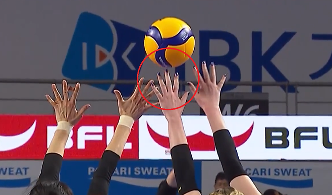 빅토리아가 시도한 공격이 카리 손가락 위를 지나가는 장면. 캡쳐 | SBS스포츠