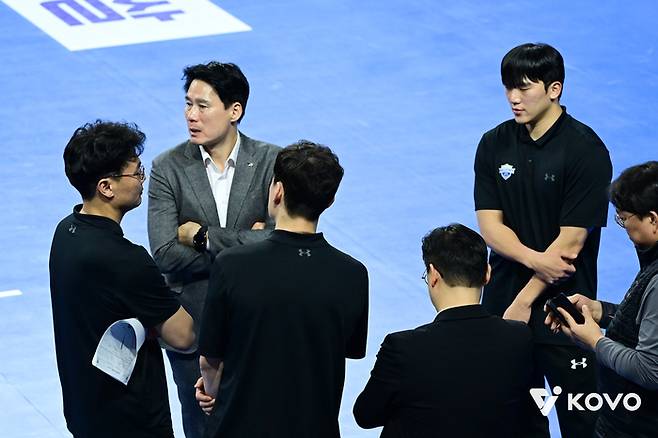 씁쓸한 표정의 현대건설 강성형 감독. 제공 | 한국배구연맹